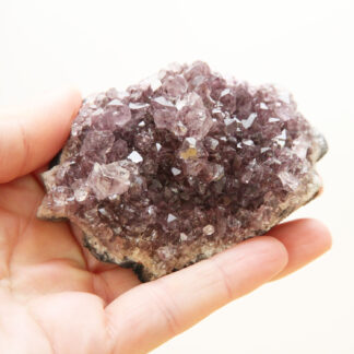 Druse d’améthyste violette – Pierre protectrice et inspirante, alliée de la sérénité intérieure.