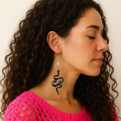 Boucles d'oreilles femme avec serpent, symbole de renouveau