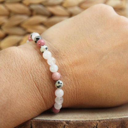 Quartz rose, rhodochrosite, pierre de lune, jaspe dalmatien & cristal de roche : une synergie douce et lumineuse 💕