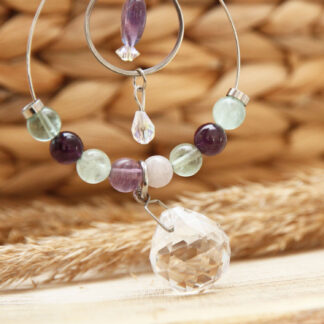 Attrape-soleil “Sérénité & Concentration” suspendu près d’une fenêtre, prêt à diffuser ses reflets arc-en-ciel.