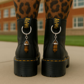 paire de pendentifs ou bijoux pour bottines doc martens avec oeil de tigre