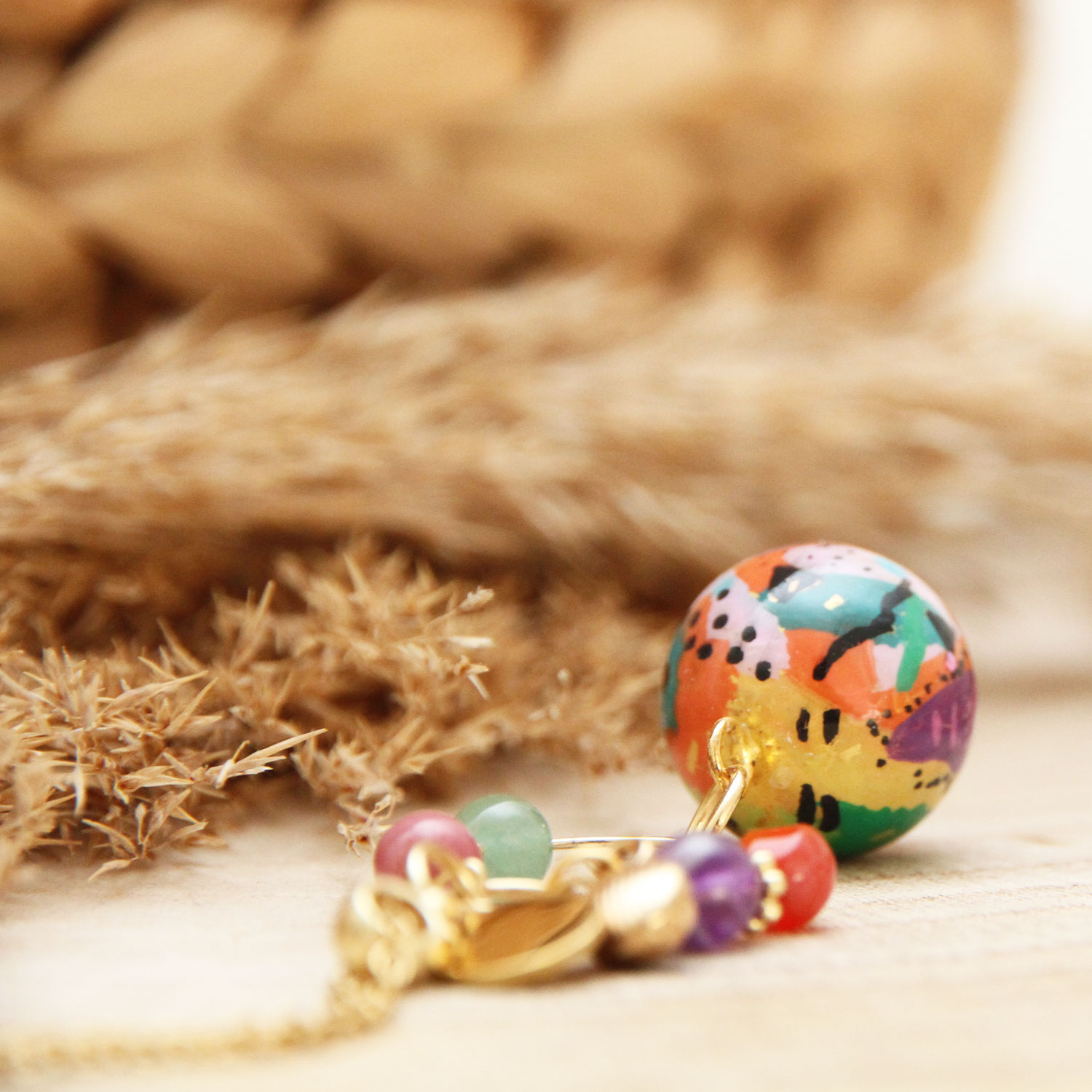 Bola de grossesse artisanal, chaîne inox doré et médaille personnalisable.