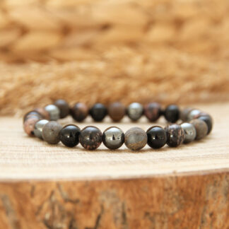 Bracelet homme 8 mm en pierres naturelles, créé pour l’ancrage et la stabilité émotionnelle.