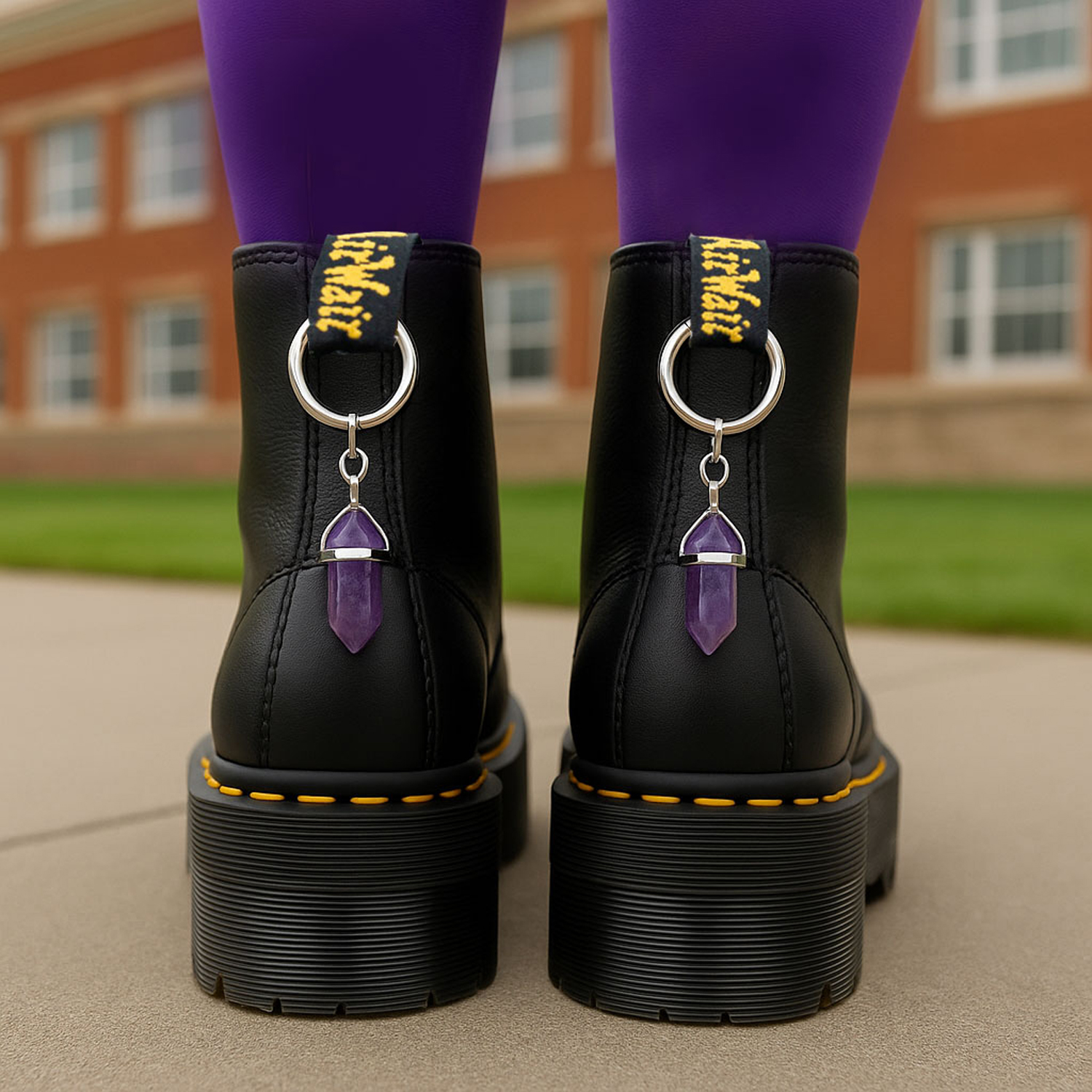 paire de pendentifs ou bijoux pour bottines doc martens avec améthyste