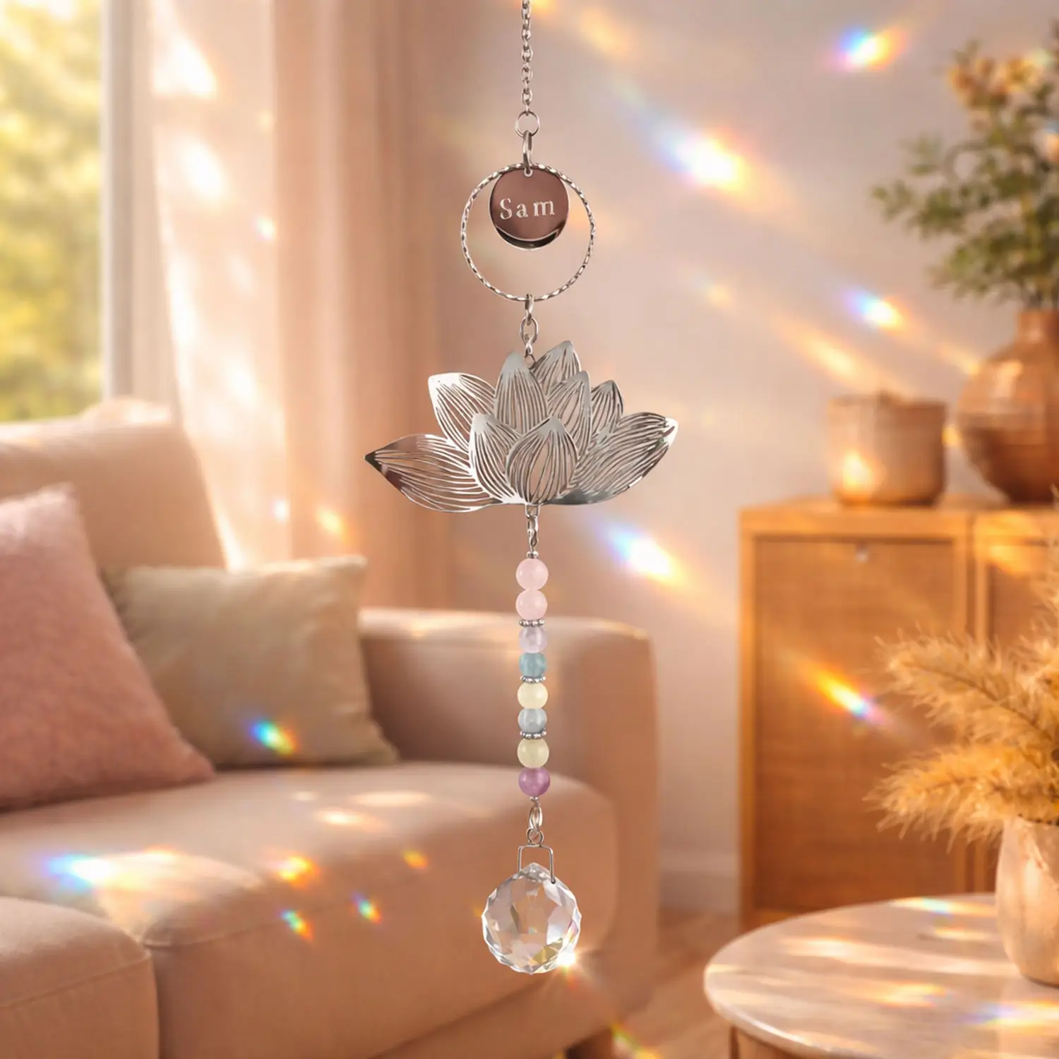 🌞 Suncatcher Lotus personnalisé en acier inoxydable ✨ Choisis 4 pierres naturelles (parmi + de 50) et laisse la goutte en verre transformer le soleil en reflets arc-en-ciel dans ton salon.
