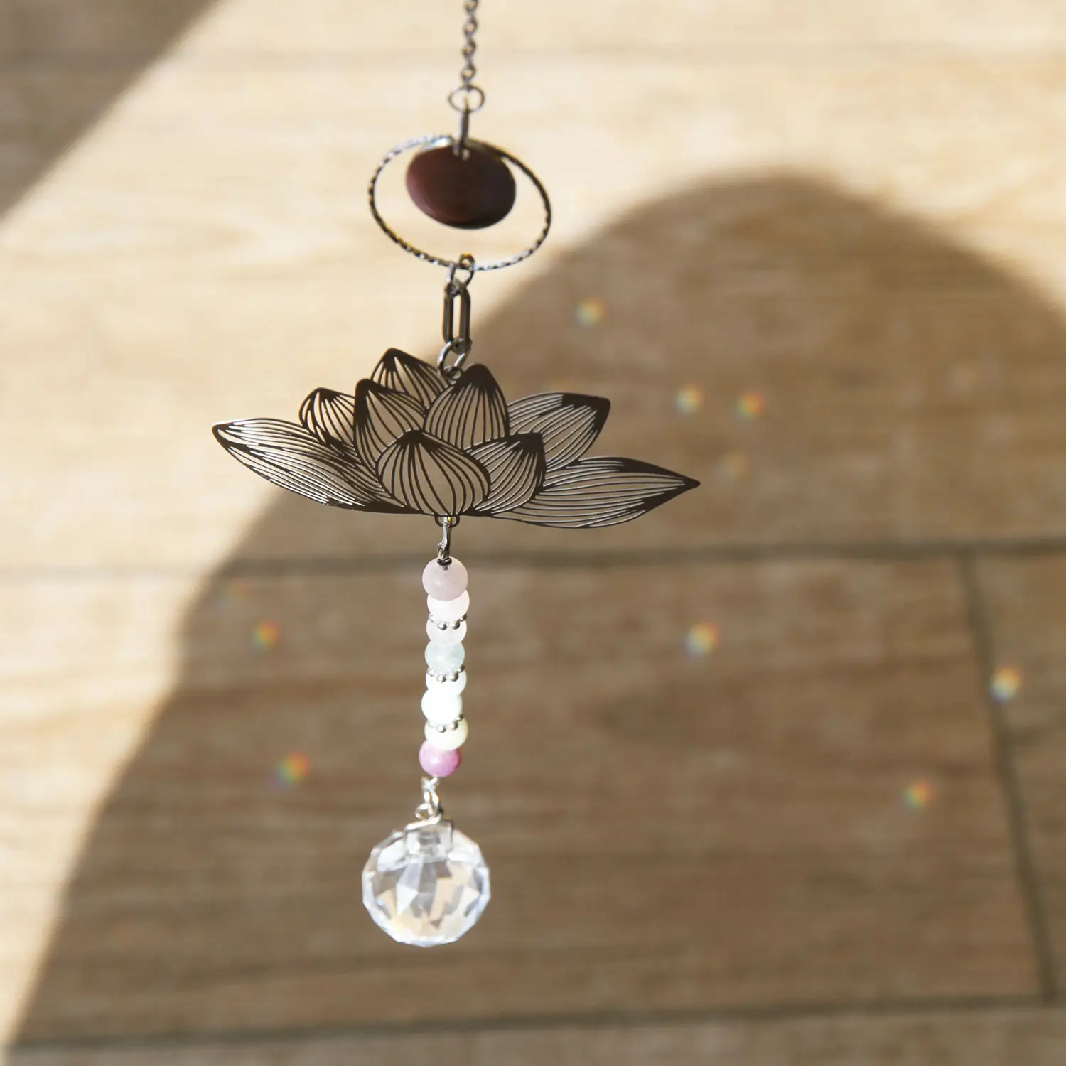 🪷 Un attrape-soleil lotus fait main pour une déco bohème et lumineuse 🌈 4 pierres naturelles au choix + acier inoxydable : un vrai talisman de lumière à suspendre près d’une fenêtre.