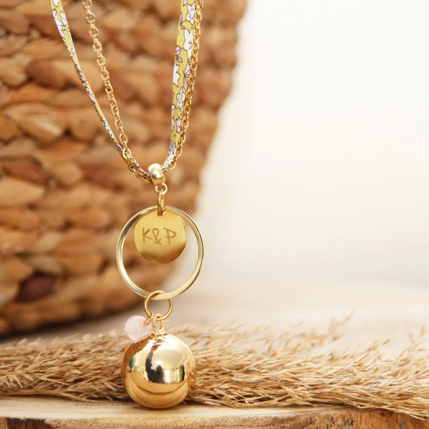 Le bola de grossesse liberty est disponible couleur or ou argent, avec ou sans médaille gravée