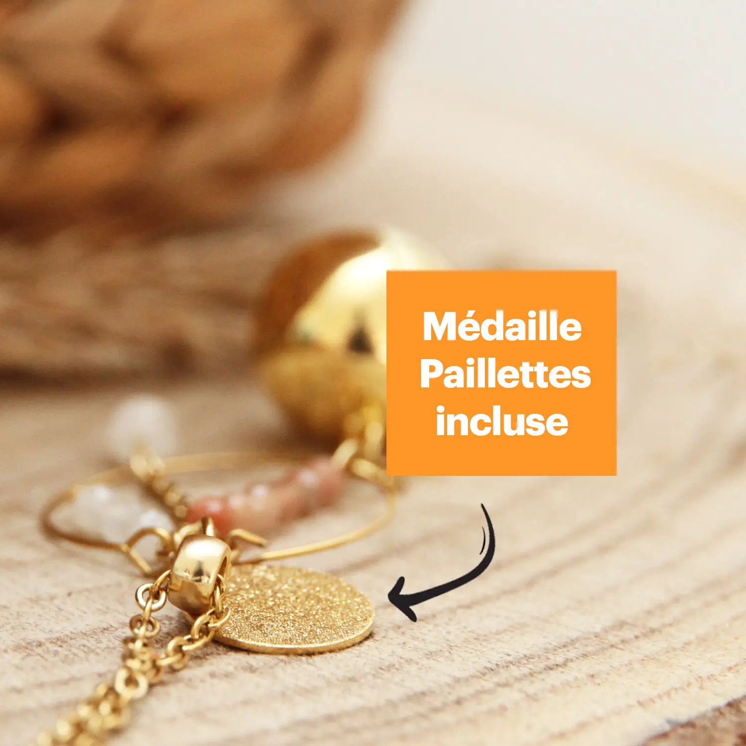 Médaille pailletée 15 mm incluse… ou version gravée en option pour un bijou unique ✨