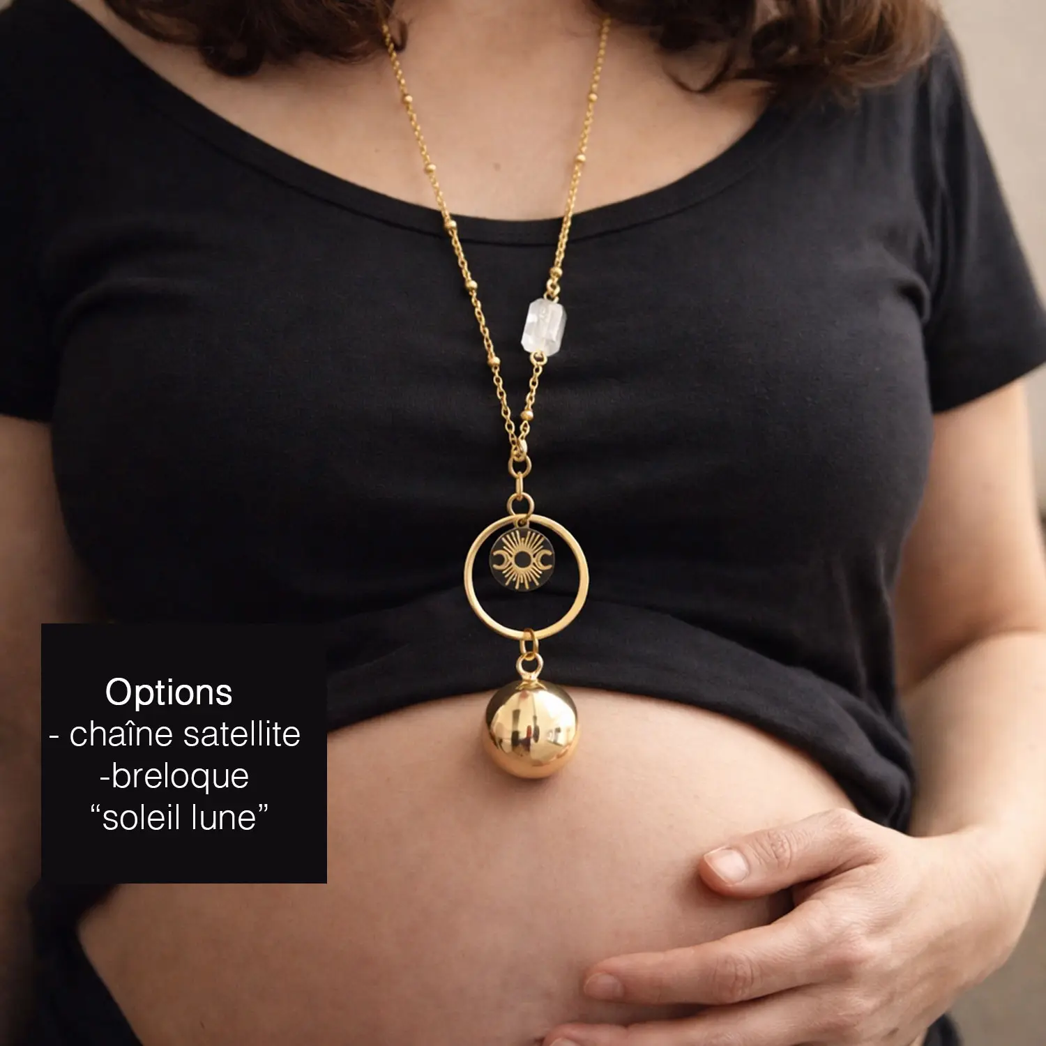 Bijou de grossesse élégant avec pierre de cristal de roche rectangulaire, bola délicat monté sur chaîne inox durable, disponible en version perlée ou minimaliste, option gravure personnalisée.
