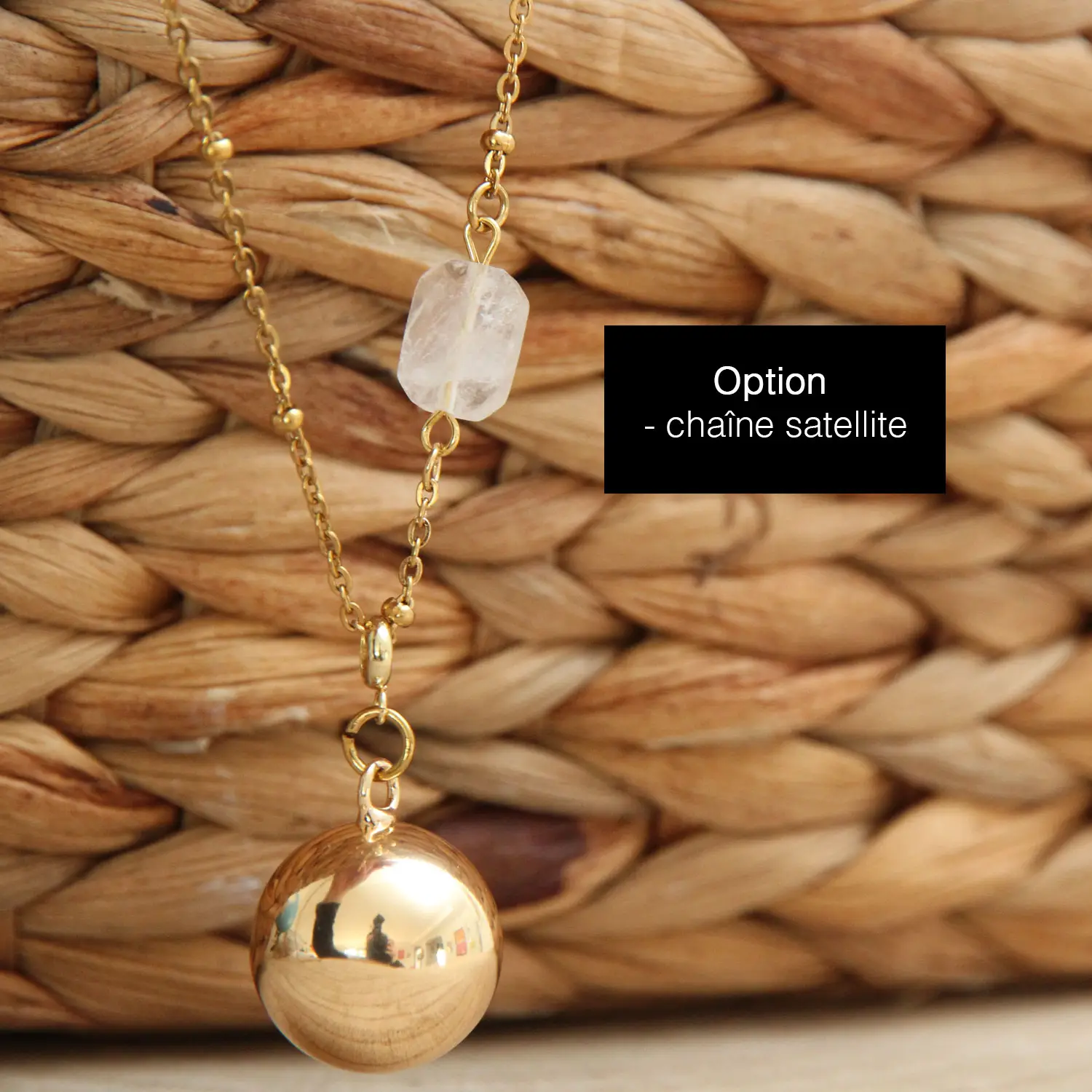 Bola de grossesse raffiné avec cristal de roche, pendentif rectangulaire lumineux, chaîne acier inoxydable résistante, finition fantaisie ou plaqué or, personnalisable avec médaille ou breloque.