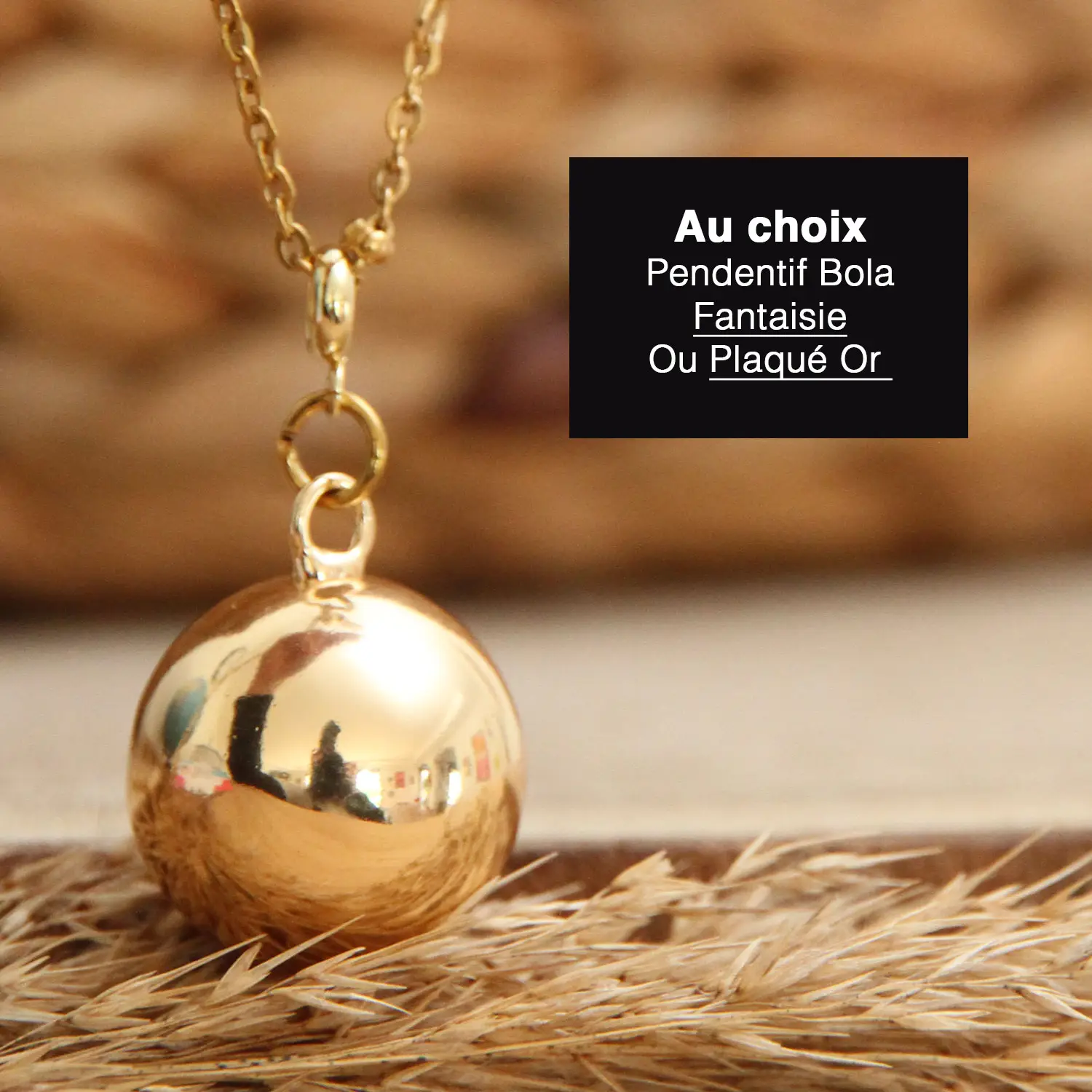 Bijou bola grossesse chic en cristal de roche, pendentif rectangulaire apaisant, chaîne acier inoxydable durable, personnalisation possible avec breloque ou médaille gravée.