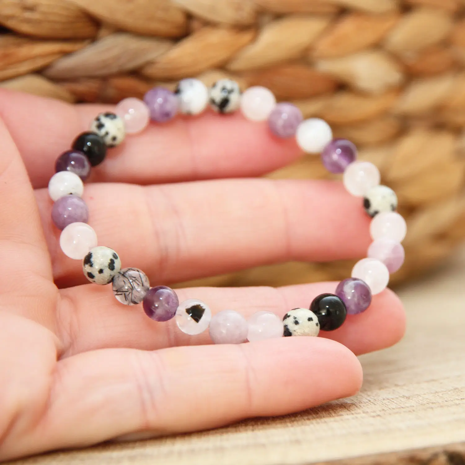 Détail des pierres : quartz rose, pierre de lune, améthyste et lépidolite pour apaiser la grossesse