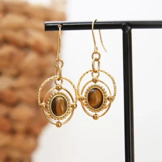 Boucles d’oreilles Xéna en œil de tigre et acier inox doré – bijou fait main lumineux et protecteur. Création made in France par Ma Peste Adorée