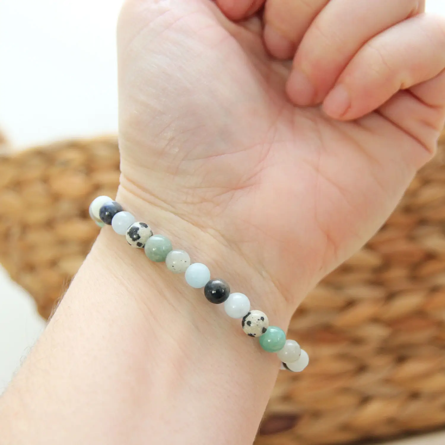 Détail du bracelet en sodalite, aigue-marine et amazonite – bijou femme communication apaisée