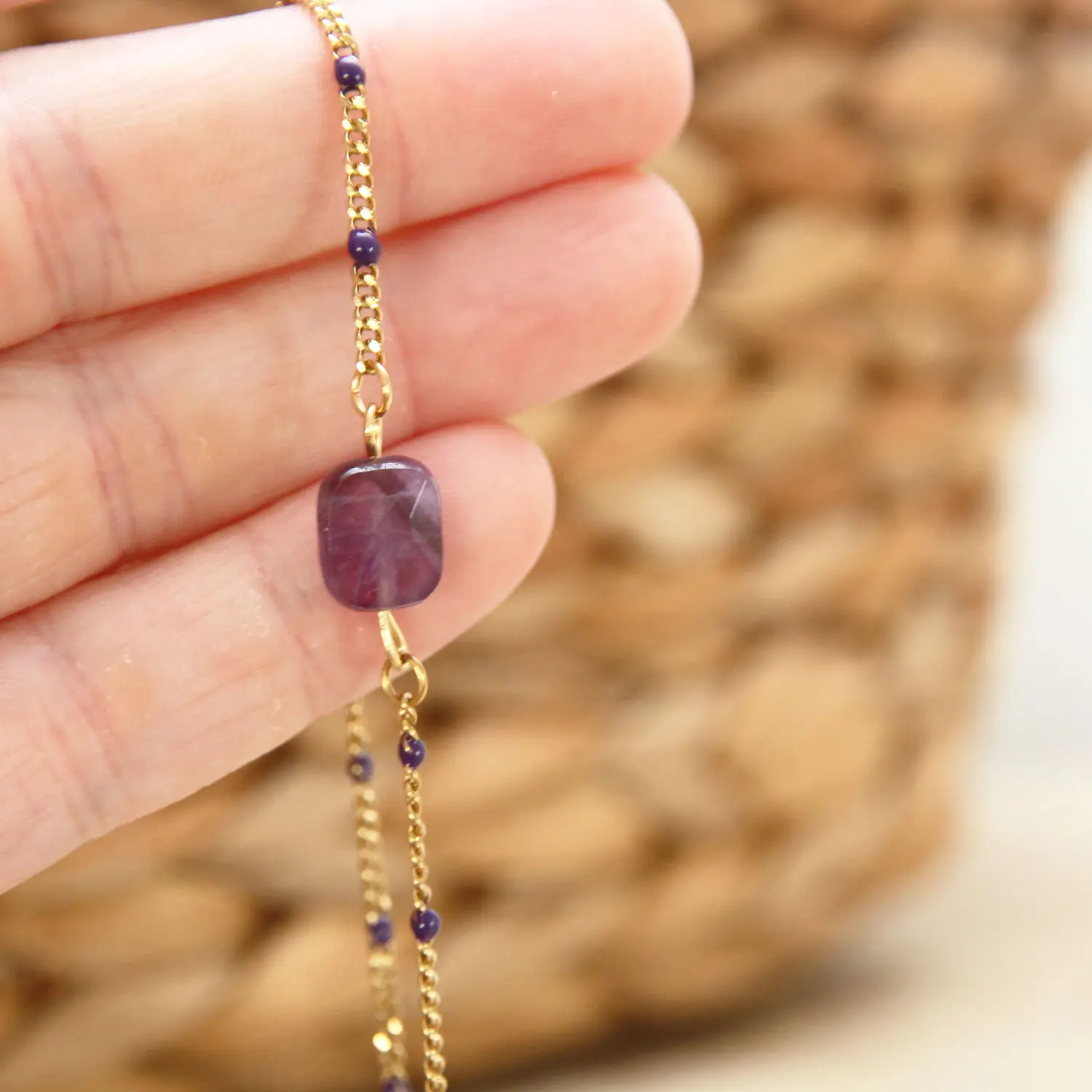 Une chaîne de cheville lithothérapie en améthyste, inspirée par la sérénité, l’intuition et la protection.