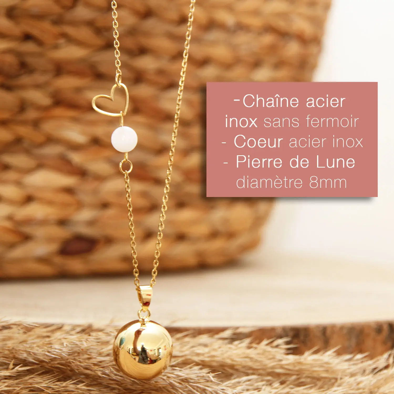 Bijou de grossesse personnalisé pour la Fête des Mères : bola doré avec cœur et pierre de lune, chaîne simple, satellite ou perlée au choix. Une création Ma Peste Adorée