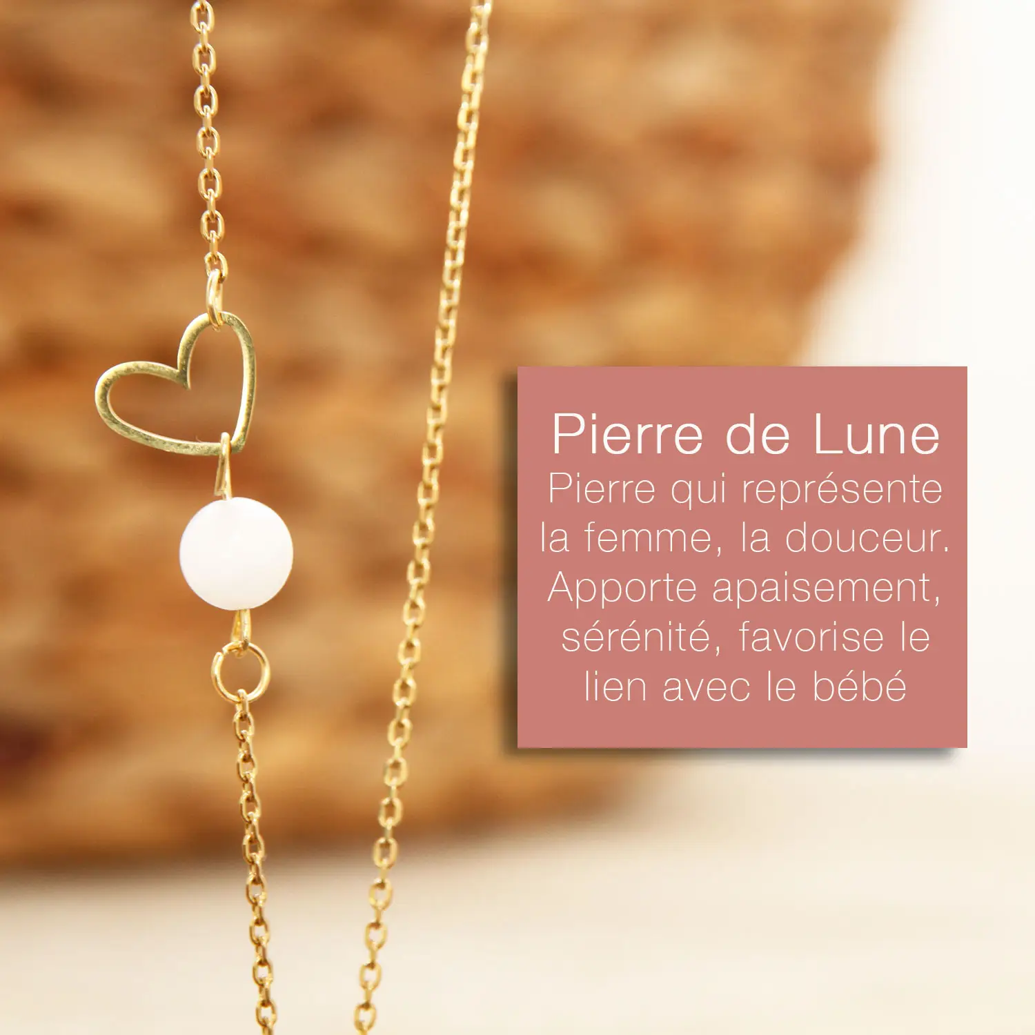Détail du bola de grossesse doré 20 mm avec chaîne perlée en acier inoxydable, pierre de lune naturelle et finition délicate.