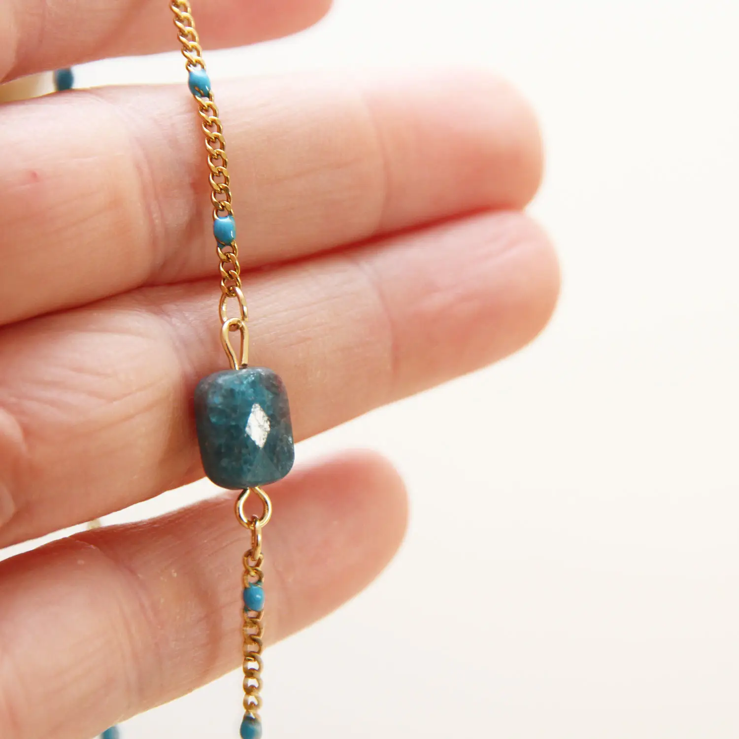 Une chevillère apatite élégante et féminine, pensée pour sublimer toutes les morphologies.