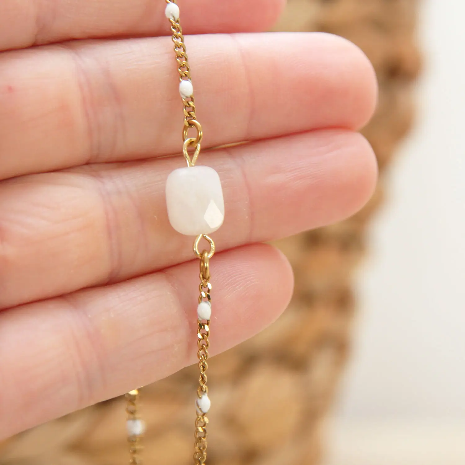 Perle rectangulaire à facettes en pierre de lune naturelle, aux reflets nacrés doux et mystérieux.