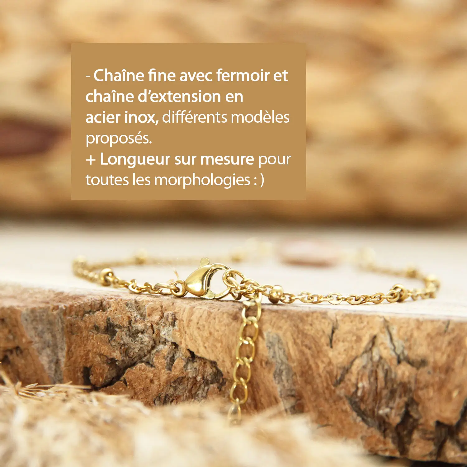 Finitions en acier inoxydable doré avec fermoir et chaînette d’extension pour un bijou durable et raffiné.