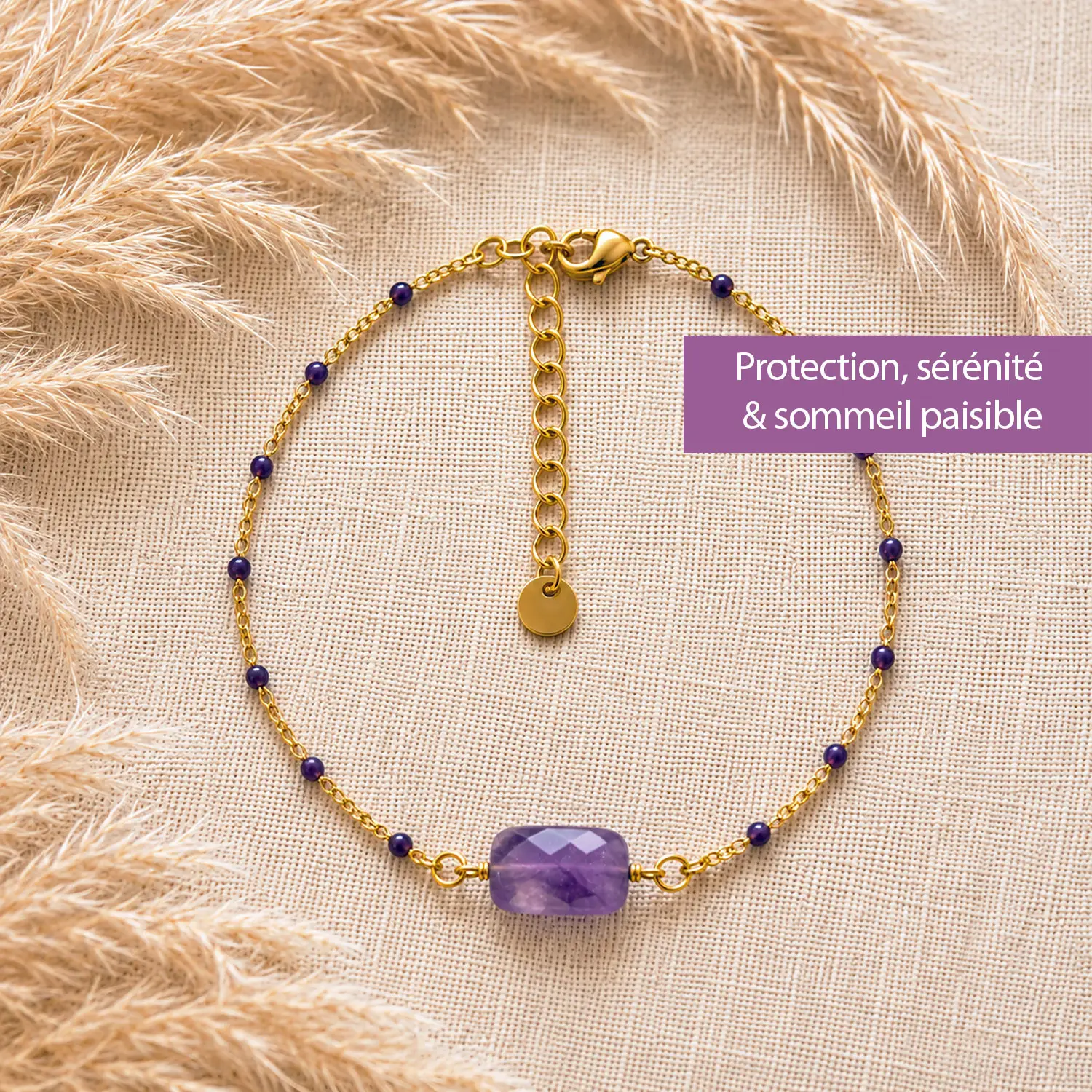 Perle rectangulaire à facettes en améthyste naturelle, aux reflets violets profonds et lumineux.