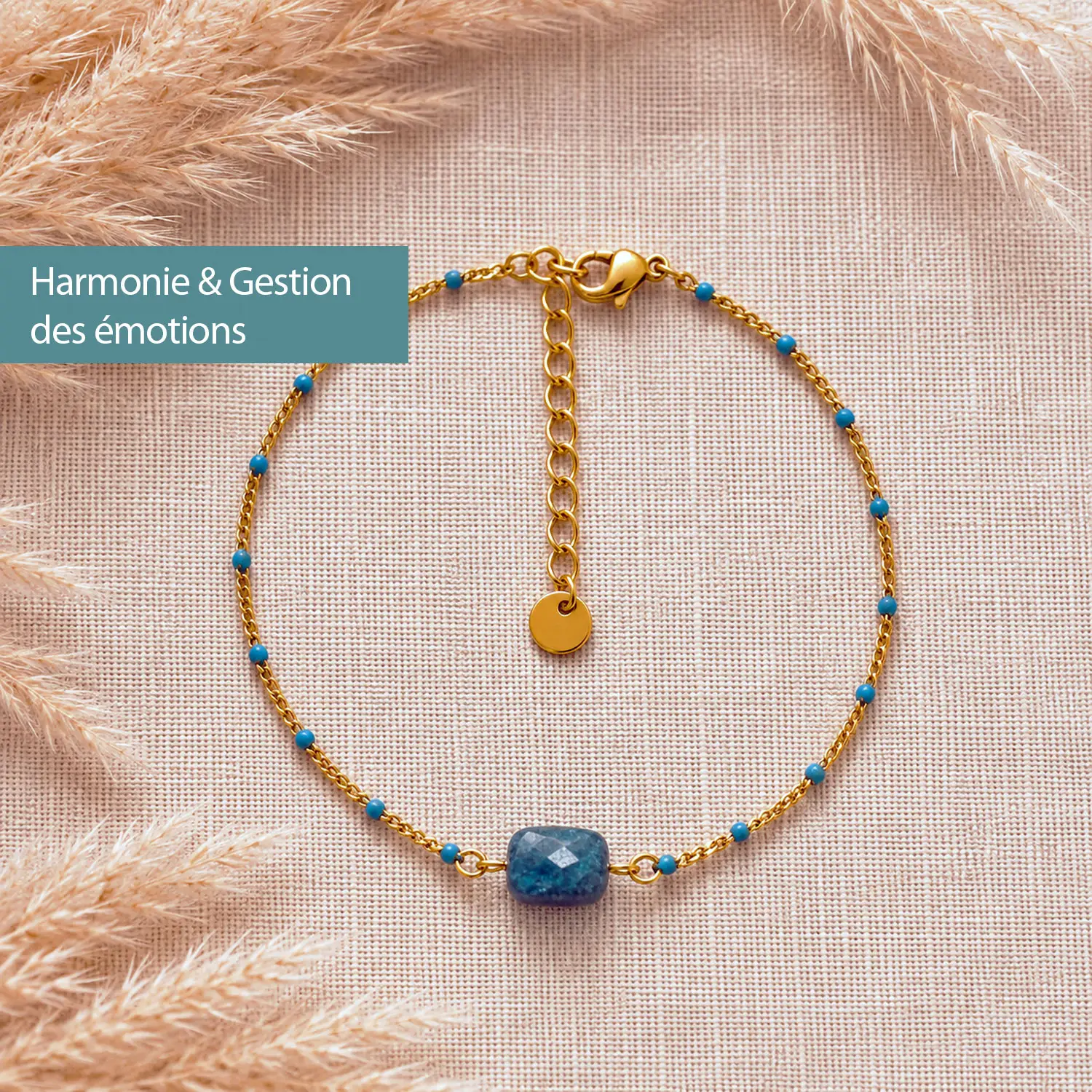 Perle rectangulaire à facettes en apatite naturelle, aux reflets bleus profonds et lumineux.
