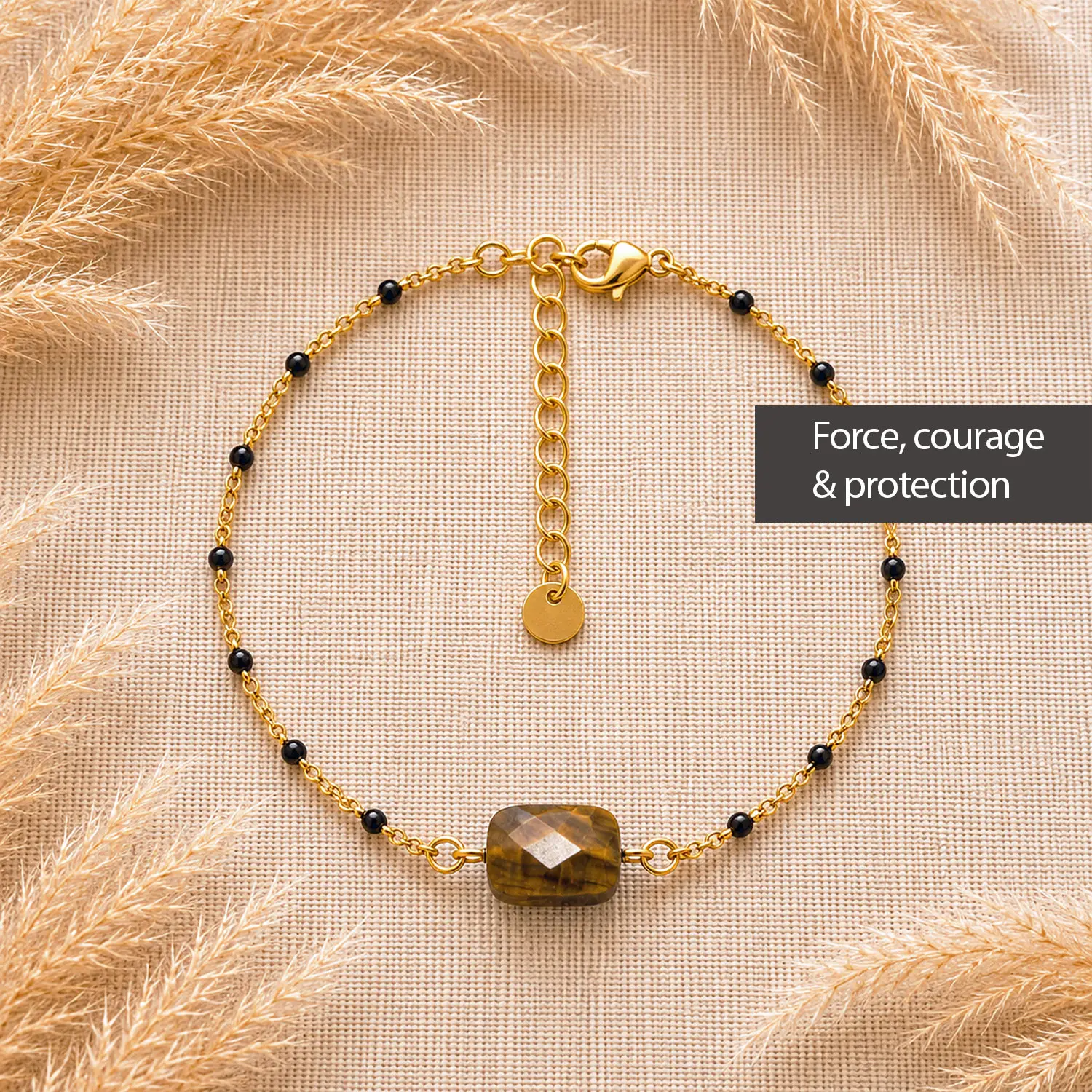 Une chaîne de cheville lithothérapie en œil de tigre, inspirée par la force, la protection et la confiance en soi.