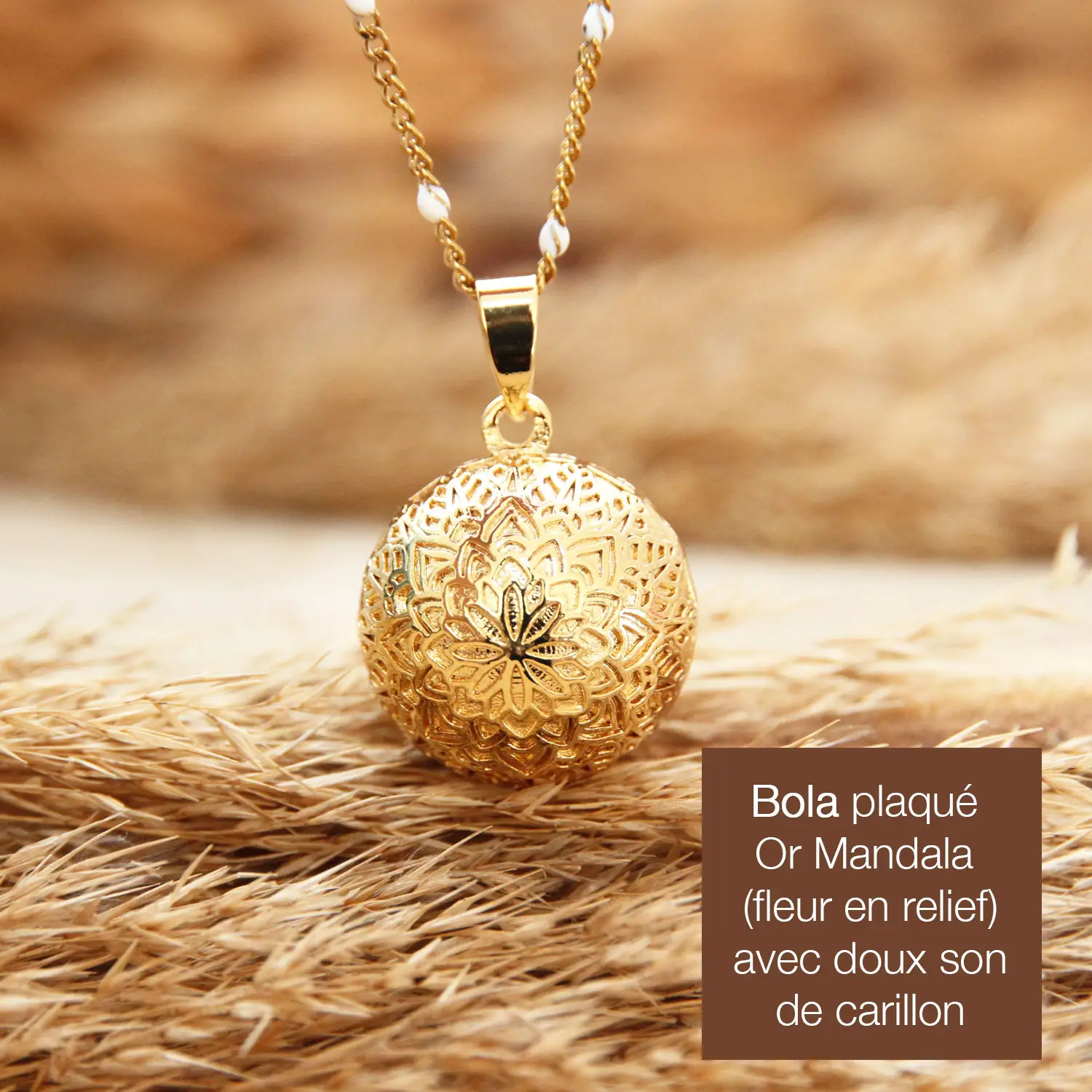 Le pendentif du bola mandala est un pendentif délicat, ciselé tout en relief, pour dévoiler un motif floral qui fait penser à un mandala indien