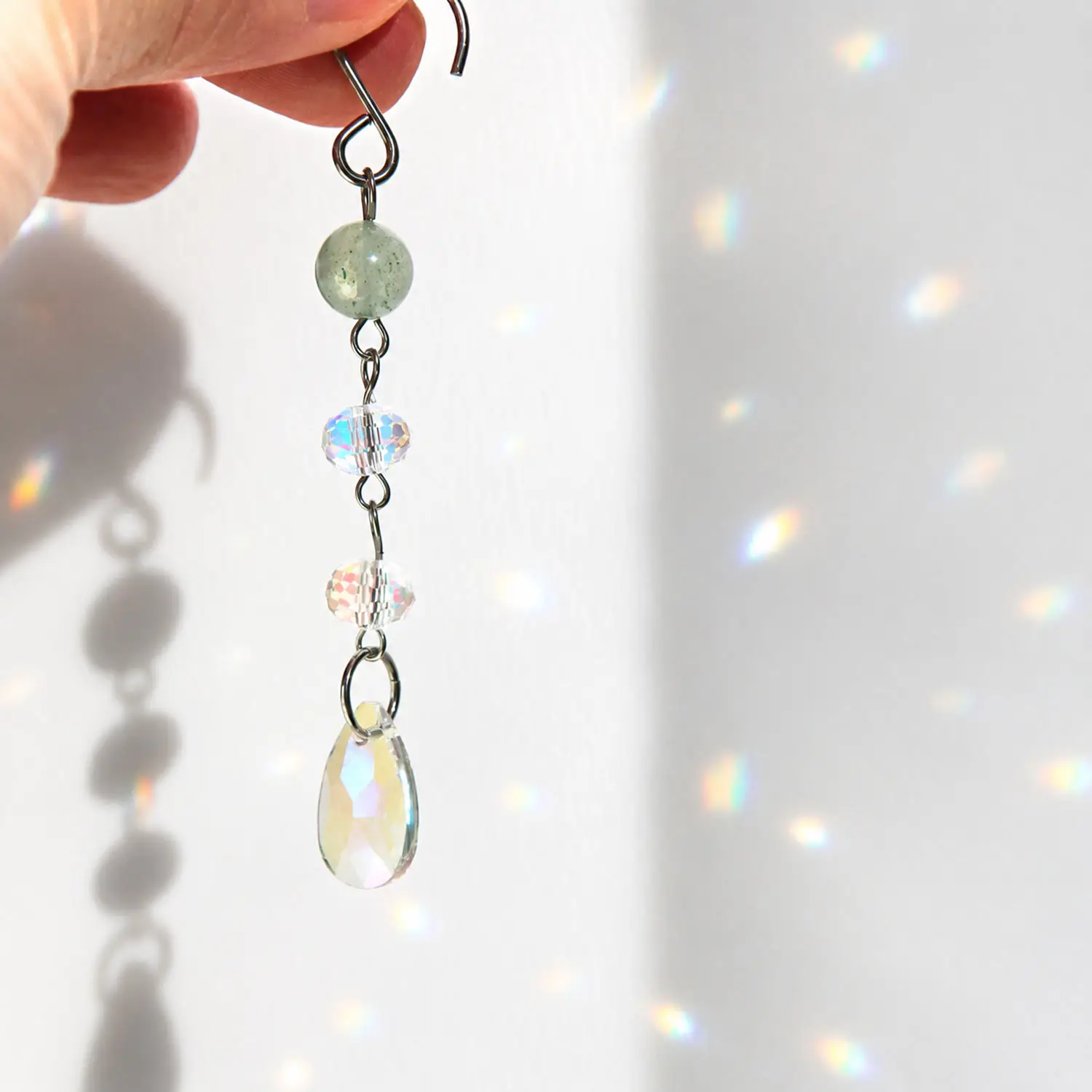 Suncatcher lithothérapie à accrocher sur une fenêtre, une plante, une poignée ou dans un coin lumineux de la maison. Une décoration bohème qui invite à ralentir et à profiter de l'instant présent.