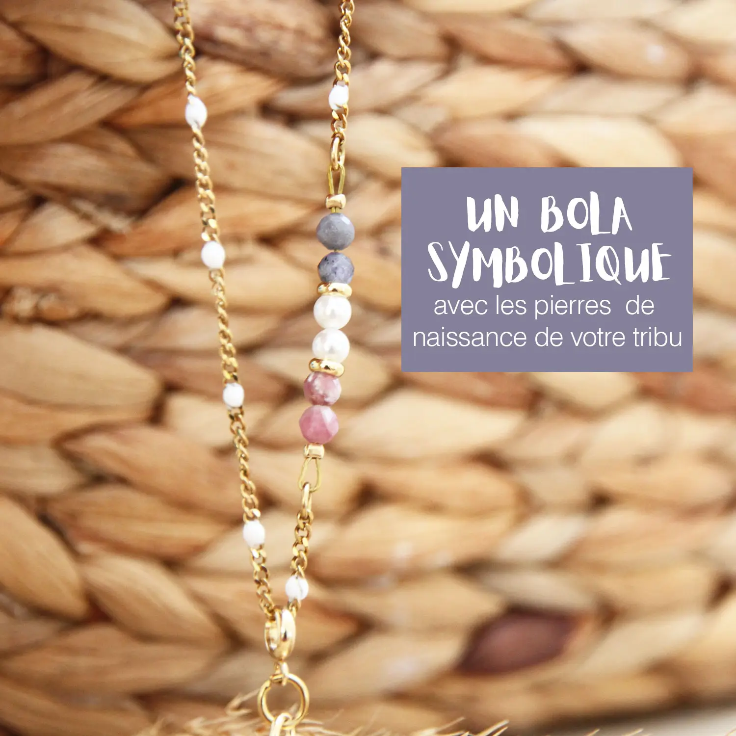 Détail du bola de grossesse Pierres de naissance avec pierres naturelles, chaîne perlée et médaille gravée personnalisable.