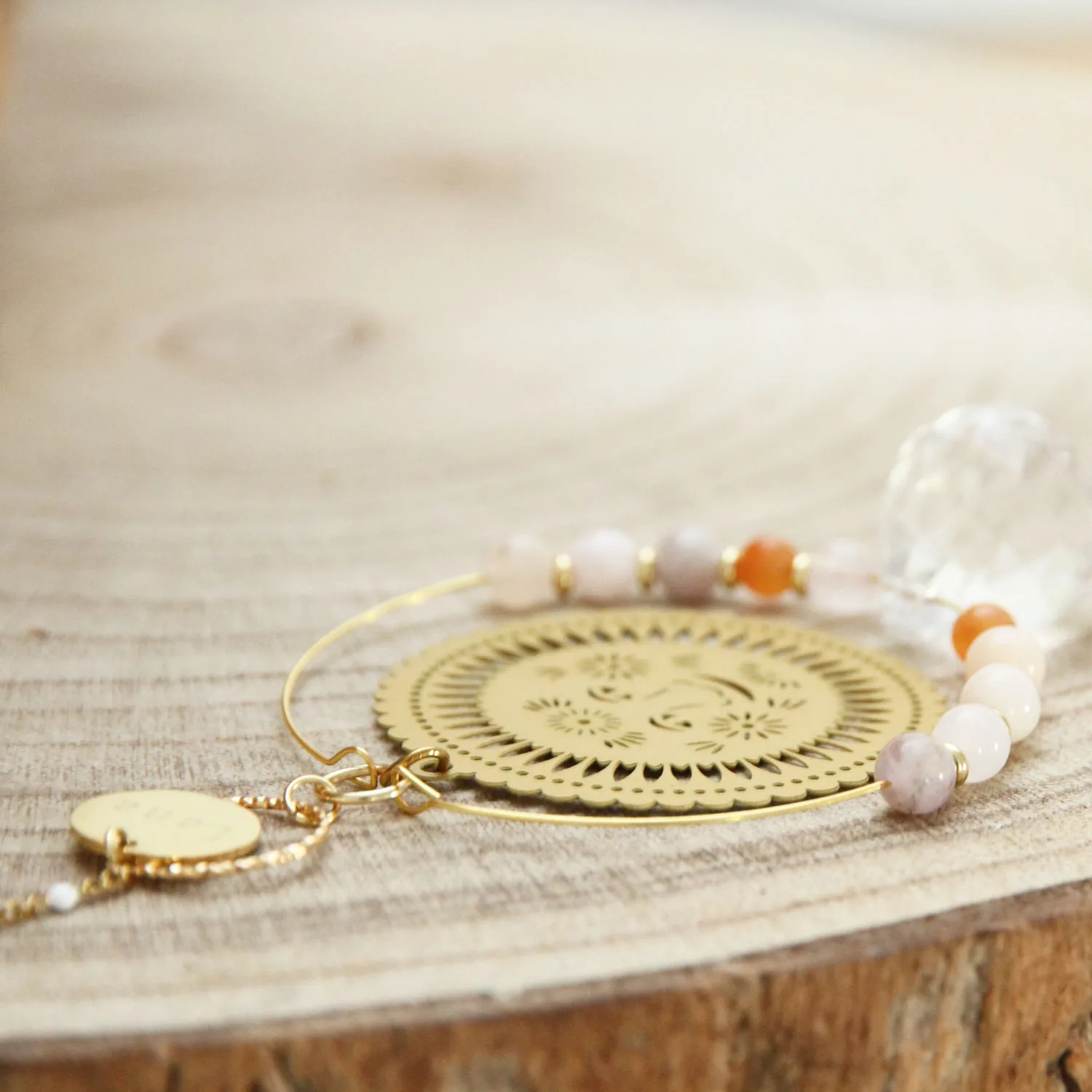 Détail du suncatcher Soleil avec pierres naturelles et boule en cristal