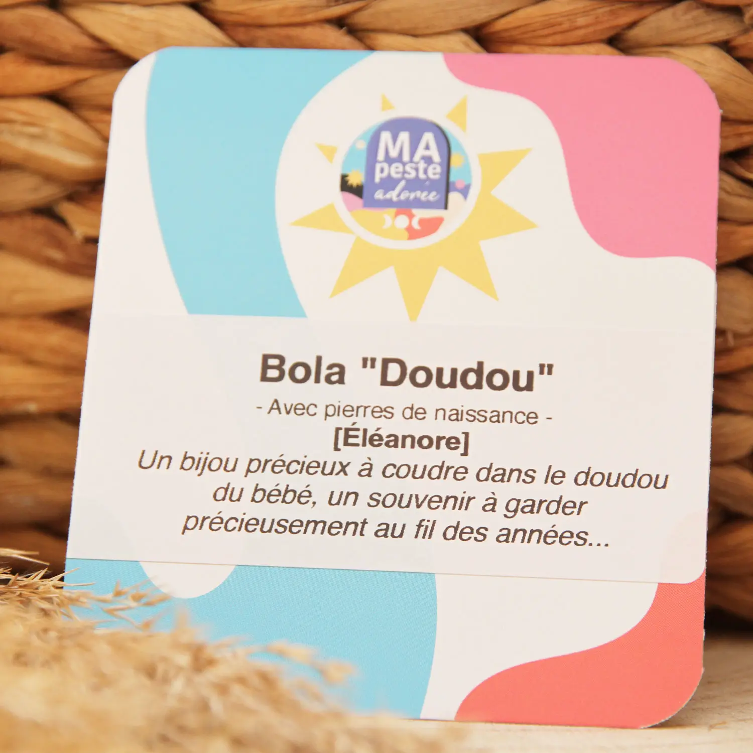 Le bola Doudou est un objet souvenir à coudre à l'intérieur du doudou du bébé.
