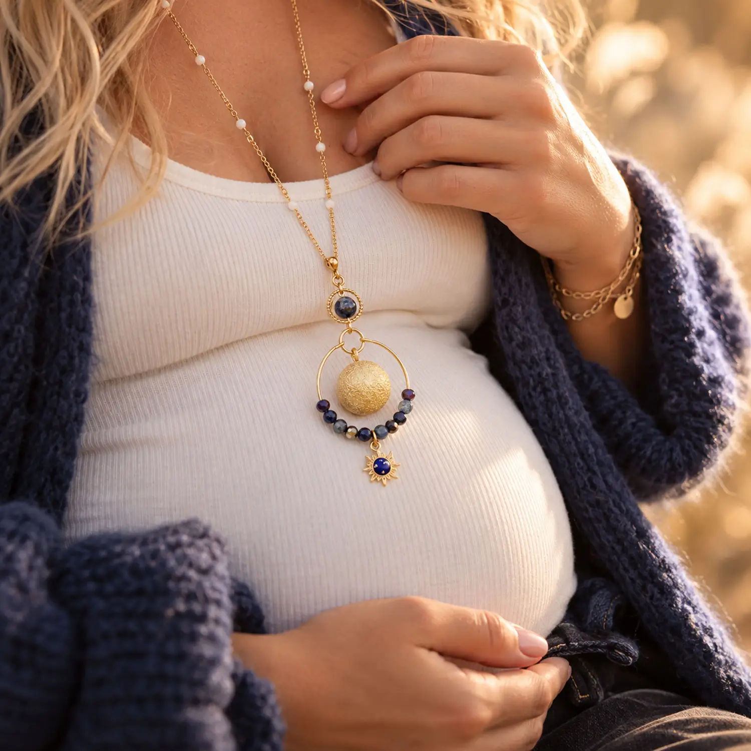 Bola de grossesse Soleil Bleu avec perles bleu nuit et chaîne en acier inoxydable doré, une création Ma Peste Adorée
