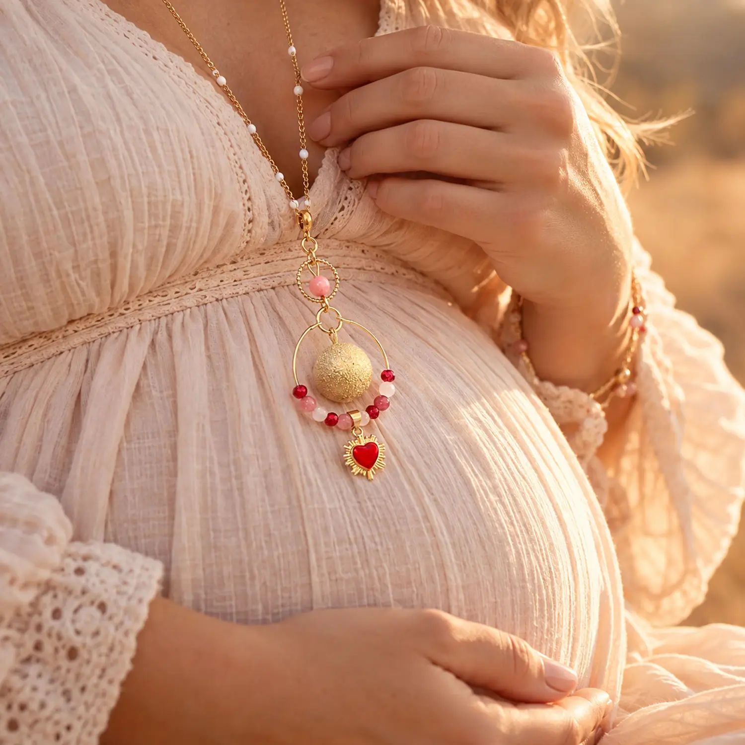 Bola de grossesse doré porté sur le ventre d'une future maman, cadeau romantique.