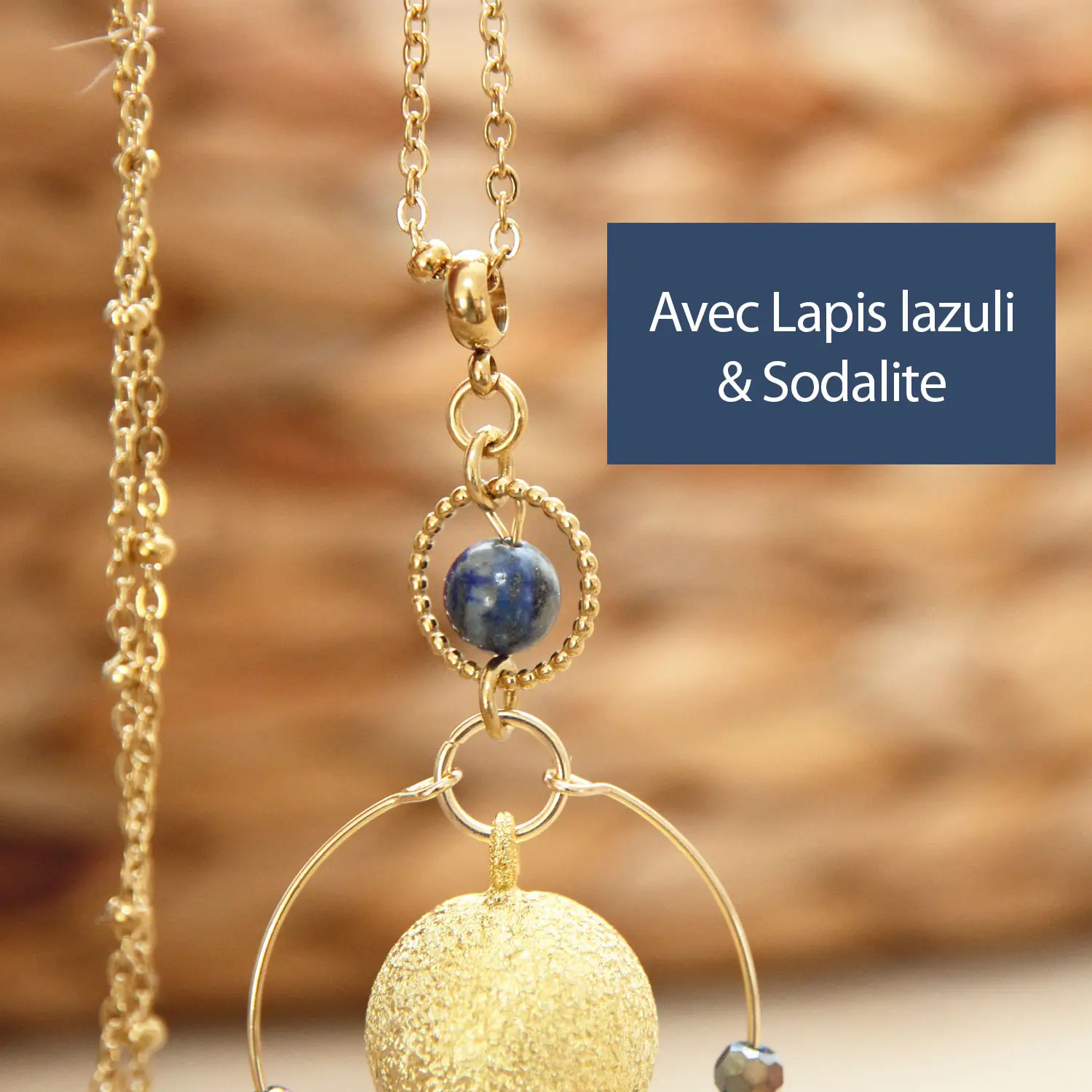 Détails du bola Soleil bleu avec lapis lazuli, sodalite et perles en verre à facettes.