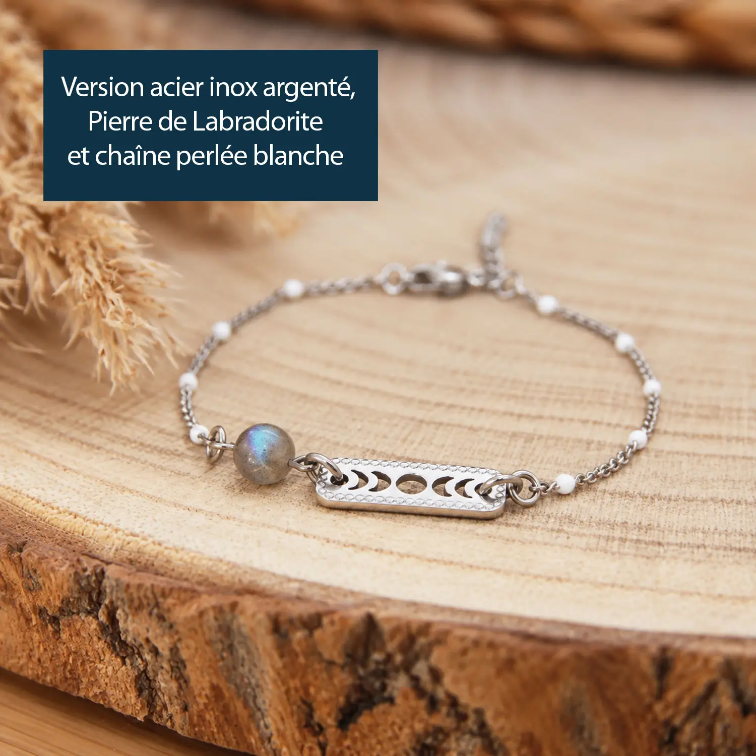 1. Bracelet Phases de Lune sur mesure en acier inoxydable doré ou argenté j'ai besoin que tu me fasse une simulation : le bracelet doré identique mais en argenté. format carré; avec pierre de labradorite au lieu de la pierre de lune Modifier c'est parfait ! et maintenant me fais une mise en situation, gros plan sur un poignet de femme fin, habillé en robe noire, avec converse aux pieds Modifier j'adore ! merci ! Avec plaisir 😊🌙 Et la version argentée avec la labradorite fonctionne vraiment bien avec le motif phases de lune. Ça donne tout de suite un côté plus céleste et un peu mystérieux.