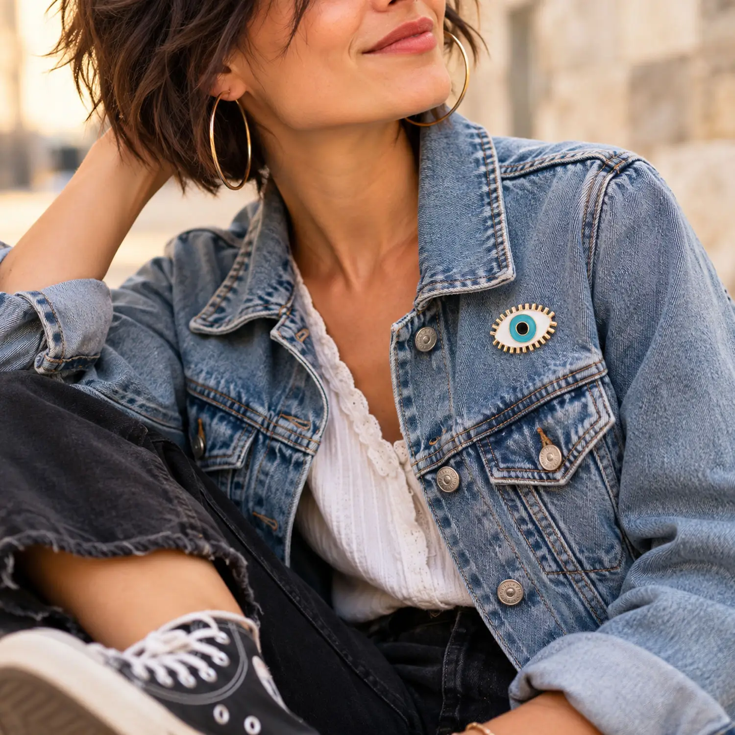 Photo 2 – Pin's porté sur veste en jean : Une petite touche bohème et tendance à accrocher sur une veste en jean, un sac ou une pochette, pour garder son œil protecteur près de soi.