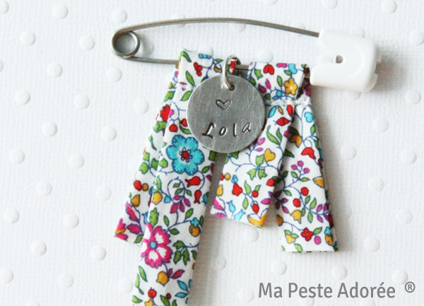 Broche épingle pour enfant, pour que la maîtresse ne se trompe pas de manteau !