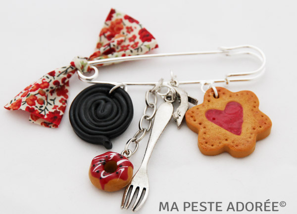 Broche fantaisie gourmande avec réglisse et biscuits à la fraise pa Ma Peste Adorée