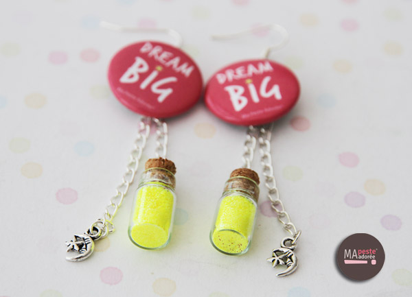 Nouveaux bijoux originaux chez la Peste : des bijoux composés de petits badges et avec des messages super positifs !