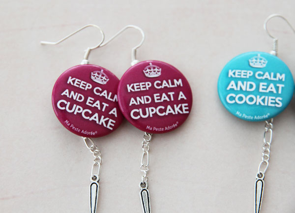 Nouvelles boucles d'oreilles badges avec slogans ! Keep Calm and eat a cupcake + Keep calm and eat cookies.