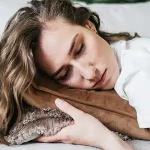 L'améthyste : découvrez ses propriétés apaisantes pour mieux dormir et réduire le stress