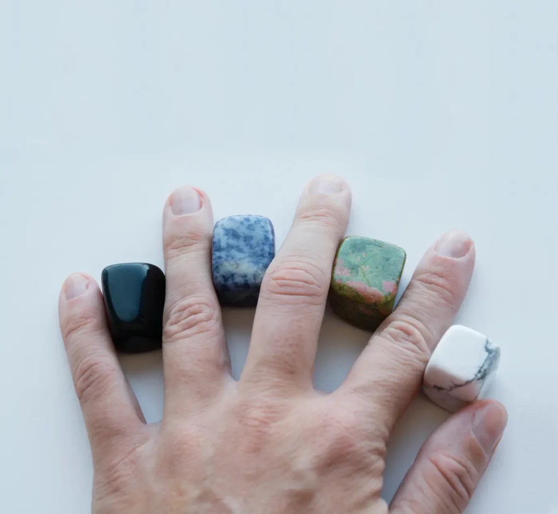 Décryptage des dangers potentiels du lapis-lazuli en lithothérapie