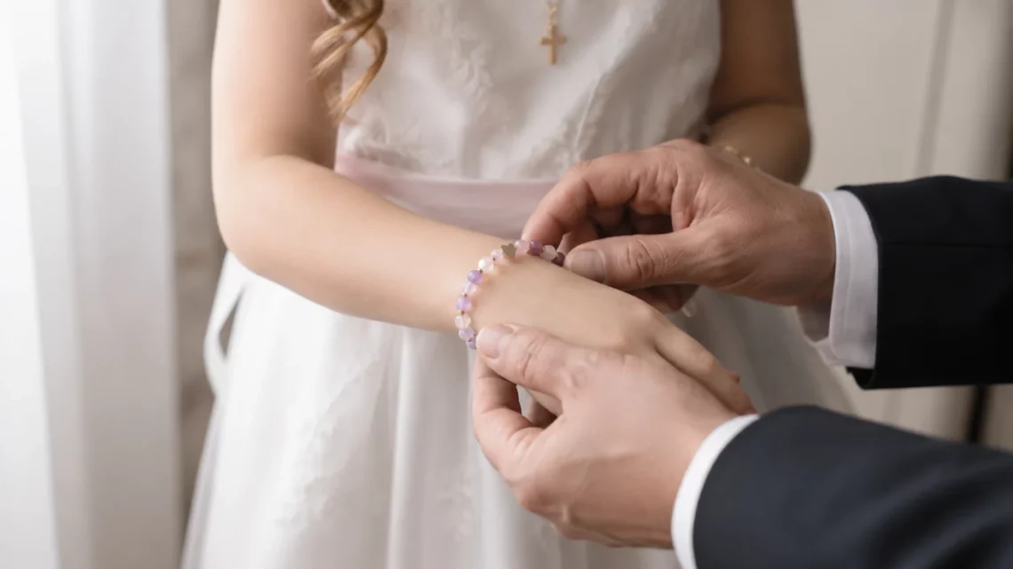 Parrain, marraine : quel bracelet en pierres naturelles offrir pour la communion de votre filleul(e) ?